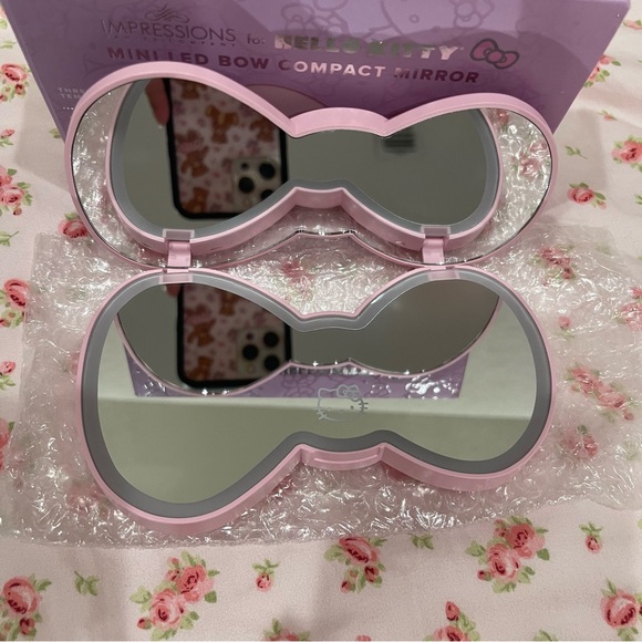 Hello Kitty Impressions Vanity Mini Led Bow Compact Mirror - Picture 2 of 5